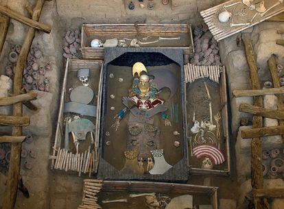En la costa norte de Perú, desde hace 20 años, se han producido extraordinarios hallazgos arqueológicos que descifran viejos enigmas. En la imagen, despliegue del enterramiento del Señor de Sipán (hace 1.700 años), tal como fue encontrado, rodeado de varios acompañantes