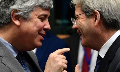 Desde la izquierda, Mário Centeno, ministro portugués de Finanzas y del Eurogrupo y Paolo Gentiloni, comisario de Economía de la UE.
