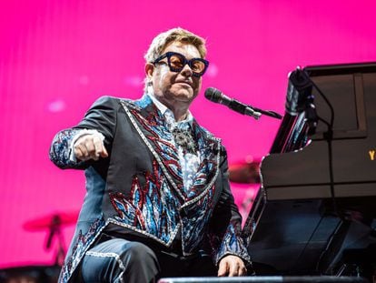 Elton John durante su actuación en la gala de los Oscar.