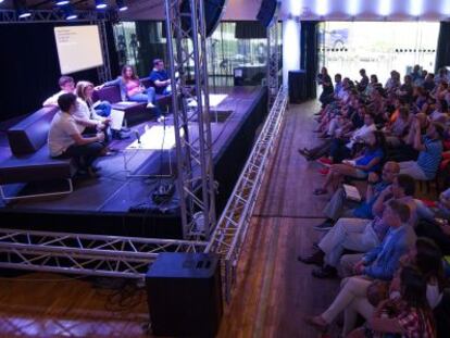 Una de las mesas de debate del foro Val&egrave;ncia Vibrant realizado ayer en el centro cultural La Rambleta.