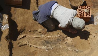 La antropóloga Victoria Peña junto a los huesos hallados en el yacimiento tartésico del Turuñuelo de Guareña (Badajoz).