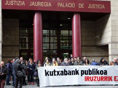 Concentraci&oacute;n en apoyo a la acusaci&oacute;n particular en el &#039;caso Kutxabank&#039; este viernes ante el Palacio de Justicia de Bilbao. 