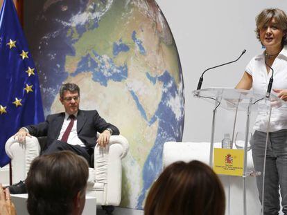 El ministro de Energía, Álvaro Nadal, y la ministra de Medio Ambiente, Isabel García Tejerina, en el debate de la normativa celebrado en mayo. Efe