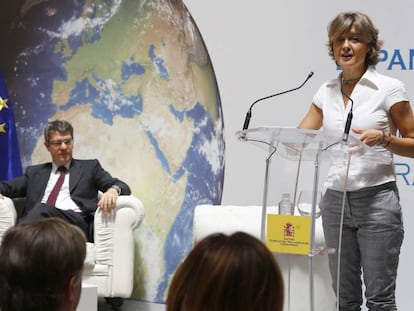 El ministro de Energía, Álvaro Nadal, y la ministra de Medio Ambiente, Isabel García Tejerina, en el debate de la normativa celebrado en mayo. Efe