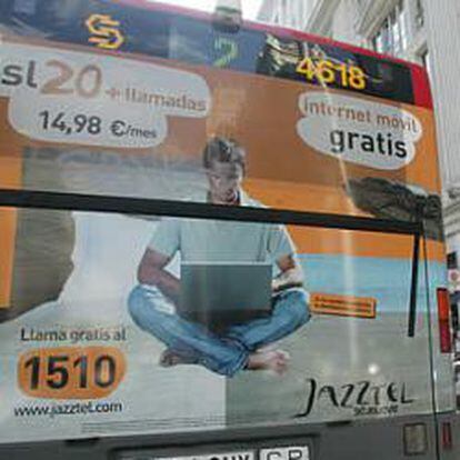 Anuncio de Jazztel en un autobús público en Madrid.