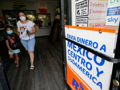 Una mujer sale de una tienda que ofrece servicios para enviar remesas a México y Centroamérica, en San Diego (EE UU).
