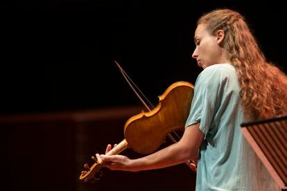 La violinista Eva Saladin y su peculiar manera de sostener el violín durante su concierto del pasado martes.