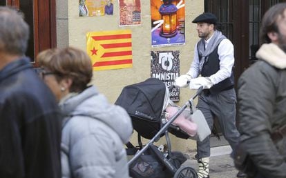 Un cartel con la badera independentista catalana en la parte vieja de San Sebastián.