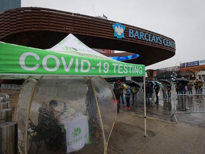 Decenas de personas aguardan para realizarse una prueba de detección de la covid-19, este sábado en Nueva York.