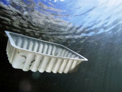 Un recipiente de pl&aacute;stico flota bajo el agua frente a la costa de Marsella. 