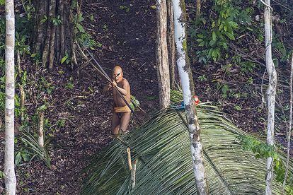 Uno de los indígenas aislados fotografiados en Acre en 2016 durante un sobrevuelo. Miembros de ese mismo pueblo han visitado ahora una aldea en esa región de Amazonia fronteriza con Perú.