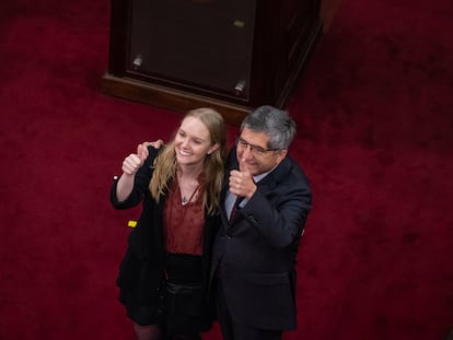 La presidenta Beatriz Hevia junto a Carlos Recordo en la Ceremonia de Instalación del Consejo Constitucional.