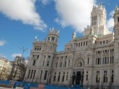 Palacio de Cibeles, tambi&eacute;n conocido como el Palacio de las Comunicaciones, porque antes de albergar el Ayuntamiento de Madrid, fuer la sede de Correos.