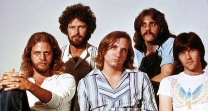 De izquierda a derecha: Don Felder, Don Henley, Joe Walsh, Glenn Frey y Randy Meisner.