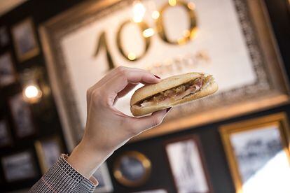 Un comensal muestra un bocadillo en un restaurante 100 Montaditos, en una imagen cedida por la compañía.