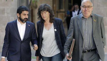 Teresa Jordà acompañada del consejero de Enseñanza, Josep Bargalló (a la derecha) y el de Trabajo, Chakir El Homrani