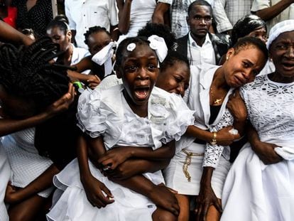 Una niña llora la muerte de su padre, uno de la veintena de manifestantes fallecidos durante las protestas contra el Gobierno de Haití, en Puerto Príncipe, a mediados de octubre. Miles de personas atendieron los funerales. En los últimos meses, los haitianos han salido masivamente a las calles para denunciar la precariedad y la corrupción que asolan el país, y para reclamar la dimisión del presidente, Jovenel Moïse. Seis millones de personas, más de la mitad de la población, viven por debajo del umbral de pobreza en Haití, según el Banco Mundial. 