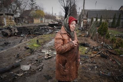 Larisa, de 72 años, cuenta a las puertas de su casa en Bucha cómo una columna de carros de combate rusos fue bombardeada el 27 de febrero, casi al comienzo de la invasión.
