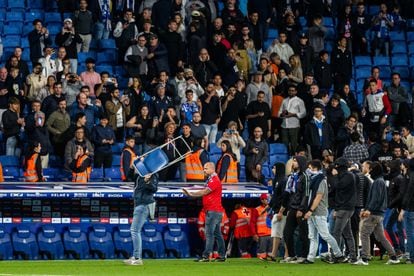 Aficionados del Espanyol invaden el campo tras la finalización del encuentro.