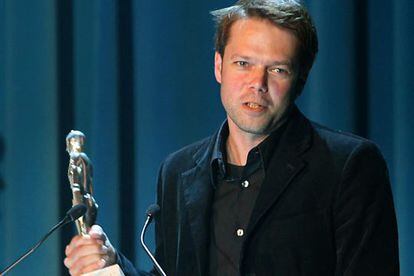 El director alemán Hans Christian, con el trofeo que ha conseguido por la película <i>Requiem</i>, galardonada con el premio a la mejor película del Festival de Sitges.