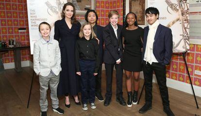 Angelina Jolie con Knox, Vivienne, Pax, Shiloh, Zahara y Maddox, en Nueva York, en febrero.