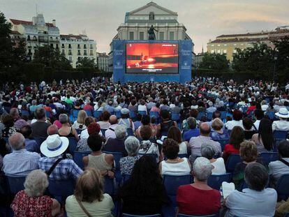 El público se reúne en la Plaza de Oriente para asistir a la versión de 