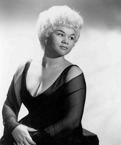 La cantante Etta James posando. en 1962.