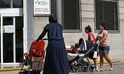 Inmigrantes en el Centro de Salud Salvador Allende en Valencia el 20 de julio.