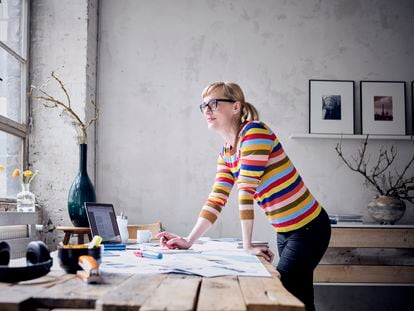 Una trabajadora se muestra sonriente en un loft de Berlín, Alemania.