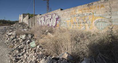 Escombrera en la salida de la carretera de Fuerte de Rey, en Ja&eacute;n.