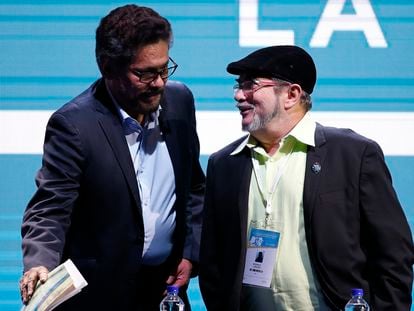 Iván Márquez, a la izquierda, junto a Rodrigo Londoño, último comandante en jefe de las FARC, durante un Congreso que surgió de la guerrilla, en Bogotá, en 2017.