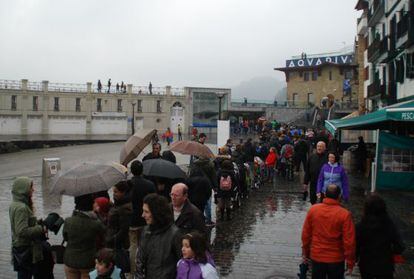 Decenas de personas aguardan esta mañana para acceder al Aquarium.