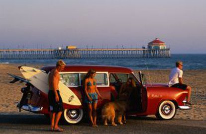 Surfistas en un Ford wagon de 1958, en Huntington Beach (California).