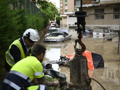 Efectos de las lluvias torrenciales en la calle Tierno Galván de Cartagena.