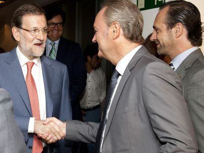 Fabra, junto al presidente balear Bauz&aacute;, saluda a Rajoy en el Comit&eacute; Ejecutivo Nacional del PP.