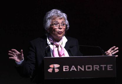 La futura secretaria de Gobernación, Olga Sánchez Cordero, en el foro bancario.