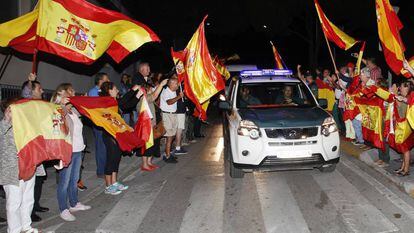 Un grupo de personas despiden en Algeciras a agentes de la Guardia Civil que viajan hacia Cataluña.