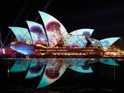 A Ópera de Sidney iluminada com a projeção 'Austral Flora Ballet', do artista Thomas Huang, como parte do festival Vivam Sydney.