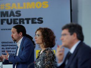 De derecha a izquierda, el ministro Escrivá, la ministra Montero y el vicepresidente Iglesias, este viernes. En vídeo, Iglesias reconoce que se equivocó en su rifirrafe con Vox "al caer en una provocación".