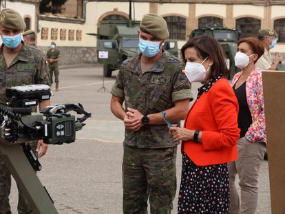 La ministra de Defensa, Margarita Robles, durante su visita este martes al Mando de Ingenieros del Ejército de Tierra, ubicado en Salamanca.