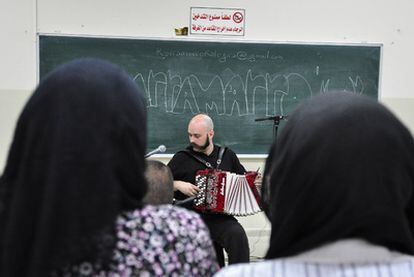 Manu Iturregi, durante el concierto celebrado en la Universidad de Belén en Cisjordania.