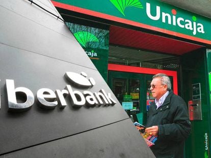 Logotipos de Liberbank y de Unicaja en sus oficinas