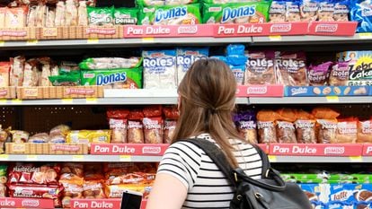Una mujer mira los productos de Bimbo en un supermercado en Ciudad de México.