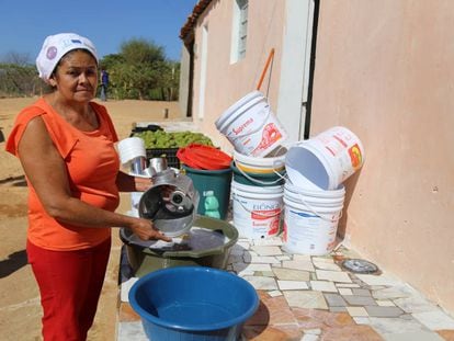  Mujer lava la loza en Pernambuco, noreste brasile&ntilde;o.