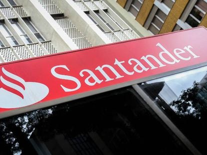 Fachada una sucursal del Banco Santander.