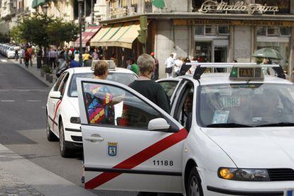 Taxistas parados en la Puerta del Sol.