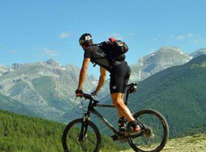 Un ciclista por la montaña.