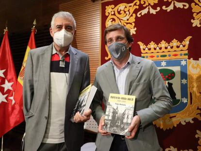 El cronista Pedro Montoliú, junto al alcalde de Madrid, José Luis Martínez Almeida, durante la presentación del libro.