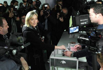 La presidenta del Frente Nacional, Marine Le Pen, vota en la localiad de Henin-Beaumont, al norte de Francia.
