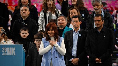 Cristina Kirchner saluda durante un mitin en homenaje a su marido, el expresidente Néstor Kirchner acompañada por los ministros Eduardo de Pedro (al centro a la derecha) y Sergio Massa (derecha), el 25 de mayo de 2023.